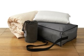 Vagabond di DaunenStep, in piuma o in microfibra, con il relativo cuscino permettono di riposare al meglio anche quando non si è a casa propria. Il medio grado di calore consente di utilizzare il prodotto in ogni periodo dell’anno. È dotato del copripiumino Seersucker in 100% cotone, igienico, perfettamente lavabile e traspirante, e di una comoda borsa da viaggio che lo protegge durante il trasporto. Vagabond Piuma con copripiumino e borsa da trasporto da 135 x 200 cm, imbottitura 90% piumino argentato, 10% piumetta: prezzo 299 euro. Vagabond Microfibra con copripiumino e borsa da trasporto misura 135 x 200 cm, lavabile a 95°: prezzo 149 euro. www.daunenstep.it Vagabond di DaunenStep, in piuma o in microfibra, con il relativo cuscino permettono di riposare al meglio anche quando non si è a casa propria. Il medio grado di calore consente di utilizzare il prodotto in ogni periodo dell’anno. È dotato del copripiumino Seersucker in 100% cotone, igienico, perfettamente lavabile e traspirante, e di una comoda borsa da viaggio che lo protegge durante il trasporto. Vagabond Piuma con copripiumino e borsa da trasporto da 135 x 200 cm, imbottitura 90% piumino argentato, 10% piumetta: prezzo 299 euro. Vagabond Microfibra con copripiumino e borsa da trasporto misura 135 x 200 cm, lavabile a 95°: prezzo 149 euro. www.daunenstep.it
