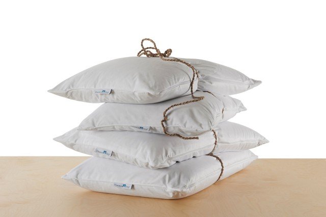 Il cuscino da viaggio Vagabond Memo Compatto di Daunenstep è realizzato in Memory Foam. Per questo, si adatta a testa e collo e, dopo l’utilizzo, riprende la sua forma originale. Lavabile e anallergico, è estremamente riducibile ed è dotato di una comoda sacca per il trasporto. È sfoderabile e lavabile a 95°. Prezzo 49,90 euro. www.daunenstep.it Il cuscino da viaggio Vagabond Memo Compatto di Daunenstep è realizzato in Memory Foam. Per questo, si adatta a testa e collo e, dopo l’utilizzo, riprende la sua forma originale. Lavabile e anallergico, è estremamente riducibile ed è dotato di una comoda sacca per il trasporto. È sfoderabile e lavabile a 95°. Prezzo 49,90 euro. www.daunenstep.it
