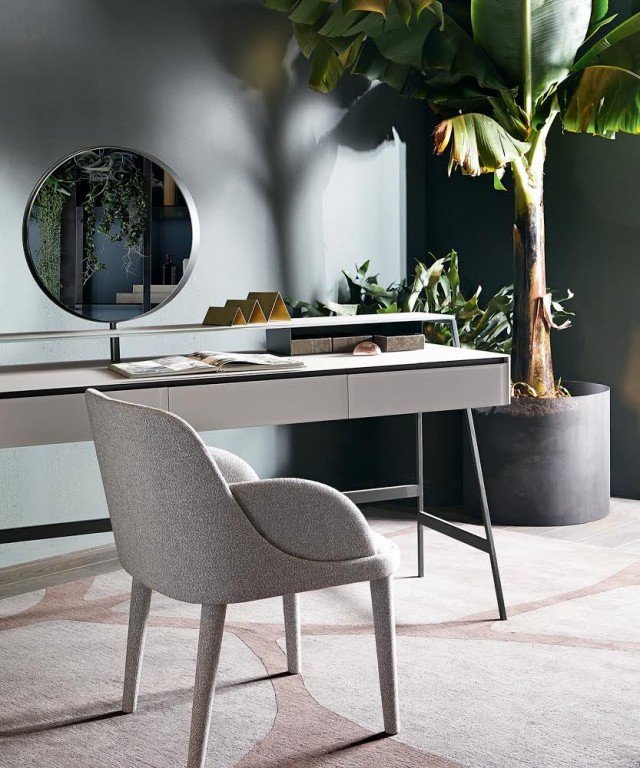 Scrittoio Venere di Gallotti&Radice in cristallo retroverniciato e metallo, con specchio orientabile. Misura L 140 x P 60 x H 86 cm. www.gallottiradice.it Scrittoio Venere di Gallotti&Radice in cristallo retroverniciato e metallo, con specchio orientabile. Misura L 140 x P 60 x H 86 cm. www.gallottiradice.it