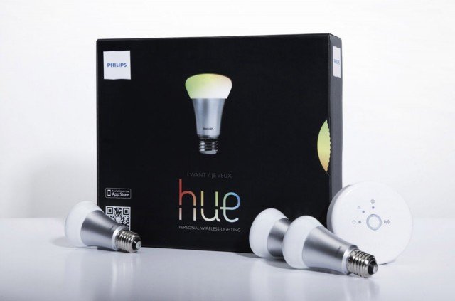 Philips Hue è un sistema di illuminazione domestica Led, controllabile da smartphone o tablet grazie al quale è possibil controllare in remoto l’illuminazione della casa e decidere scenari personalizzati. Il kit base comprende: tre lampadine Hue da 600 lumen (equivalenti ai tradizionali 50 Watt), un sistema di gestione per comandare facilmente le lampadine, un alimentatore e un cavo LAN per connettere il ponte Hue al router. Prezzo 199,95 euro. Le lampade aggiuntive sono acquistabili anche singolarmente al prezzo di 59,95 euro. www.philips.it Philips Hue è un sistema di illuminazione domestica Led, controllabile da smartphone o tablet grazie al quale è possibil controllare in remoto l’illuminazione della casa e decidere scenari personalizzati. Il kit base comprende: tre lampadine Hue da 600 lumen (equivalenti ai tradizionali 50 Watt), un sistema di gestione per comandare facilmente le lampadine, un alimentatore e un cavo LAN per connettere il ponte Hue al router. Prezzo 199,95 euro. Le lampade aggiuntive sono acquistabili anche singolarmente al prezzo di 59,95 euro. www.philips.it
