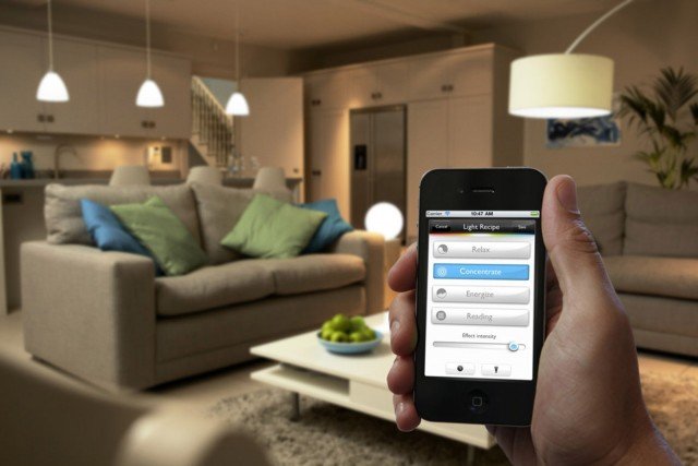 Il sistema Philips Hue consente tramite app di impostare vari scenari durante il giorno, a seconda delle necessità del momento. www.philips.it Il sistema Philips Hue consente tramite app di impostare vari scenari durante il giorno, a seconda delle necessità del momento. www.philips.it