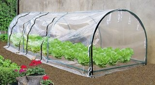 È lungo tre metri, alto 81 cm e largo un metro il tunnel che si può allestire facilmente con il kit Tunnel per orto. Costa 39,50 euro di Stocker È lungo tre metri, alto 81 cm e largo un metro il tunnel che si può allestire facilmente con il kit Tunnel per orto. Costa 39,50 euro di Stocker