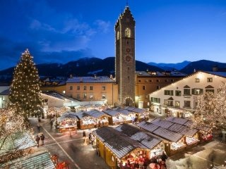 Il mercatino di Natale di Vipiteno sotto la Torre delle Dodici illuminata a festa. Il mercatino di Natale di Vipiteno sotto la Torre delle Dodici illuminata a festa.