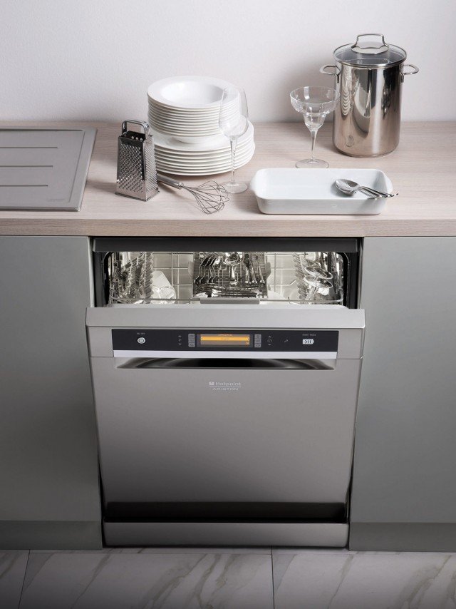 Nella lavastoviglie Elexia LFD 11M132 OCIX EU di Hotpoint-Ariston il funzionamento avviene in condizioni di estremo silenzio: la rumorosità è stata ridotta a 42 dB. Per 14 coperti, è in classe A++ e è possibile eseguire il ciclo Eco usando solo 9 litri d'acqua. Inoltre selezionando l'opzione Zone Wash con il ciclo intensivo, è possibile ottenere un lavaggio specifico il 30% più efficace. Misura L 60 x P 60 x H 85 cm. Prezzo 749 euro. www.hotpoint-ariston.it Nella lavastoviglie Elexia LFD 11M132 OCIX EU di Hotpoint-Ariston il funzionamento avviene in condizioni di estremo silenzio: la rumorosità è stata ridotta a 42 dB. Per 14 coperti, è in classe A++ e è possibile eseguire il ciclo Eco usando solo 9 litri d'acqua. Inoltre selezionando l'opzione Zone Wash con il ciclo intensivo, è possibile ottenere un lavaggio specifico il 30% più efficace. Misura L 60 x P 60 x H 85 cm. Prezzo 749 euro. www.hotpoint-ariston.it