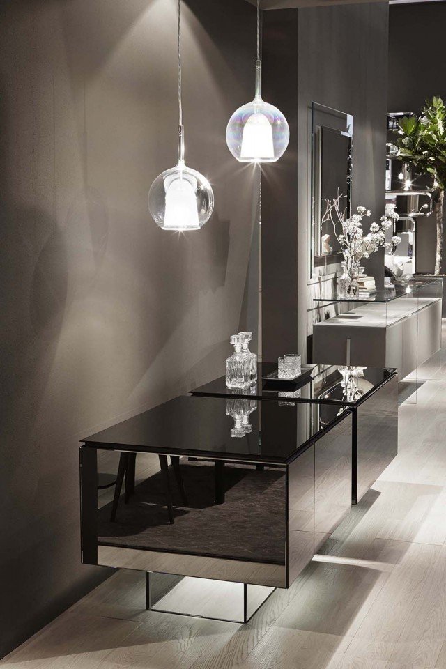 Mobile bar Bacco di Galotti&Radice, in legno e specchio grigio Italia. È dotato di luce interna, cassetto porta bicchieri, vassoio estraibile e, su richiesta, accessorio portabottiglie. Piano superiore scorrevole e base in cristallo grigio Italia da 12 mm. L 100 x P 80 x H 70 cm. Prezzo 3.650 euro. www.gallottiradice.it Mobile bar Bacco di Galotti&Radice, in legno e specchio grigio Italia. È dotato di luce interna, cassetto porta bicchieri, vassoio estraibile e, su richiesta, accessorio portabottiglie. Piano superiore scorrevole e base in cristallo grigio Italia da 12 mm. L 100 x P 80 x H 70 cm. Prezzo 3.650 euro. www.gallottiradice.it