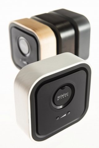 Il profumatore a cialde intercambiabili Millee Wood di Millefiori è disponibile in quattro tonalità: bianco, wengé, grigio e marrone naturale.
È possibile sostituire la singola cialda e riutilizzarla successivamente. Per il diffusore prezzo 85 euro; per la confezione da 4 cialde monofragranza, prezzo 11,90 euro; per la Discover Millee, 6 capsule differenti dalle note olfattive affini, prezzo 16,90 euro. www.millefiorimilano.com Il profumatore a cialde intercambiabili Millee Wood di Millefiori è disponibile in quattro tonalità: bianco, wengé, grigio e marrone naturale.
È possibile sostituire la singola cialda e riutilizzarla successivamente. Per il diffusore prezzo 85 euro; per la confezione da 4 cialde monofragranza, prezzo 11,90 euro; per la Discover Millee, 6 capsule differenti dalle note olfattive affini, prezzo 16,90 euro. www.millefiorimilano.com