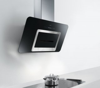 Funziona con 4 velocità oltre a quella intensiva la cappa filtrante Sinos FSN 908 BK A di Franke in acciaio inox e cristallo nero. Con motore Brushless, ha sistema d’illuminazione a LED. Alla velocità intensiva ha una capacità di aspirazione di 850 m³/h. Misura L 89,8 x P 16 x H 50 cm. Prezzo 1.423,80 euro. www.franke.it Funziona con 4 velocità oltre a quella intensiva la cappa filtrante Sinos FSN 908 BK A di Franke in acciaio inox e cristallo nero. Con motore Brushless, ha sistema d’illuminazione a LED. Alla velocità intensiva ha una capacità di aspirazione di 850 m³/h. Misura L 89,8 x P 16 x H 50 cm. Prezzo 1.423,80 euro. www.franke.it