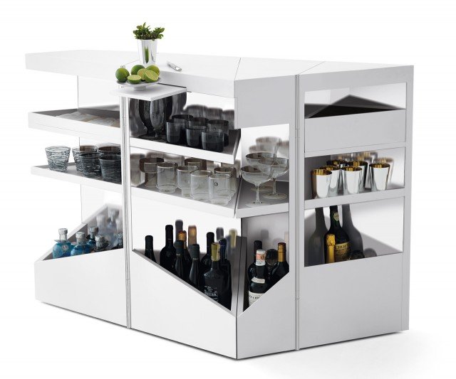 Ideale a centro stanza, Q.bist di Opinion Ciatti è una postazione attrezzata su ruote a geometria variabile. La struttura è in Corian, con interno in acciaio inox mirror attrezzato con ripiani, cassetto, vassoio, tagliere estraibile e vaschetta portaghiaccio Chiuso, misura 65 x 65 x H 100 cm. Prezzo 13.000 euro. www.opinionciatti.com Ideale a centro stanza, Q.bist di Opinion Ciatti è una postazione attrezzata su ruote a geometria variabile. La struttura è in Corian, con interno in acciaio inox mirror attrezzato con ripiani, cassetto, vassoio, tagliere estraibile e vaschetta portaghiaccio Chiuso, misura 65 x 65 x H 100 cm. Prezzo 13.000 euro. www.opinionciatti.com
