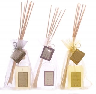 Creano un ambiente rilassante ed emozionale i diffusori della gamma Essensé Biocosmesi a base di puri oli essenziali provenienti da agricoltura biologica. Per il formato da 250 ml prezzo 22 euro. www.essense-biocosmesi.it Creano un ambiente rilassante ed emozionale i diffusori della gamma Essensé Biocosmesi a base di puri oli essenziali provenienti da agricoltura biologica. Per il formato da 250 ml prezzo 22 euro. www.essense-biocosmesi.it