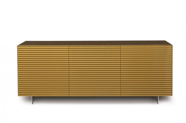 Caratterizzata dall’effetto ondulato delle ante in legno che le conferisce un’aria scultorea, la madia Ola di Riflessi è dotata di armadiatura interna in metallo laccato. Misura L 198 x P 52 x H 66 cm. Prezzo 4.484 euro. www.riflessisrl.it Caratterizzata dall’effetto ondulato delle ante in legno che le conferisce un’aria scultorea, la madia Ola di Riflessi è dotata di armadiatura interna in metallo laccato. Misura L 198 x P 52 x H 66 cm. Prezzo 4.484 euro. www.riflessisrl.it