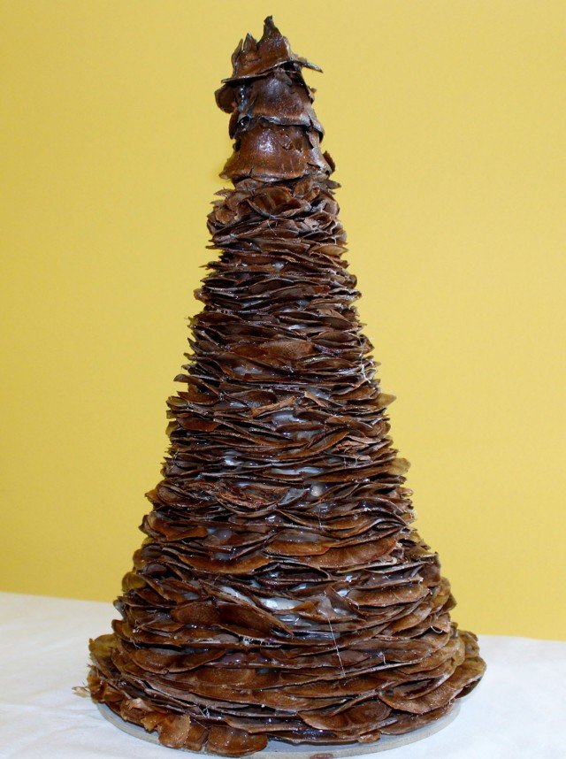 Per finire con un tocco di lucentezza ho fatto una miscela di colla vinilica e glitter in polvere passando con un pennellino tutto l’alberello. Per finire con un tocco di lucentezza ho fatto una miscela di colla vinilica e glitter in polvere passando con un pennellino tutto l’alberello.