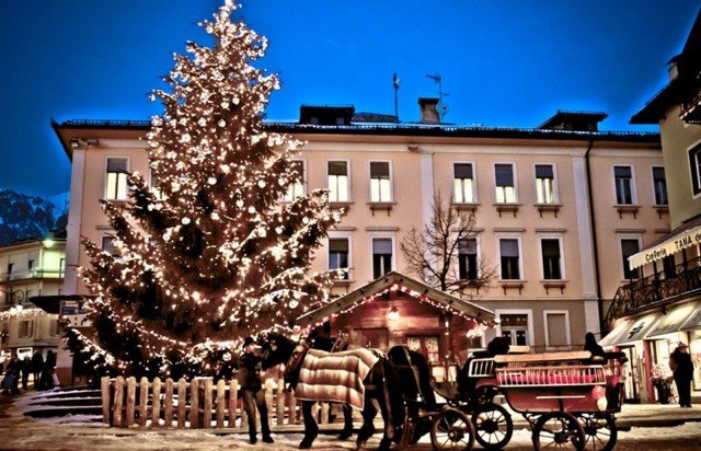Shopping ad alta quota tra gli stand del mercatino Magnifico di Fiemme, in provincia di Trento, aperto fino al 6 gennaio. Shopping ad alta quota tra gli stand del mercatino Magnifico di Fiemme, in provincia di Trento, aperto fino al 6 gennaio.