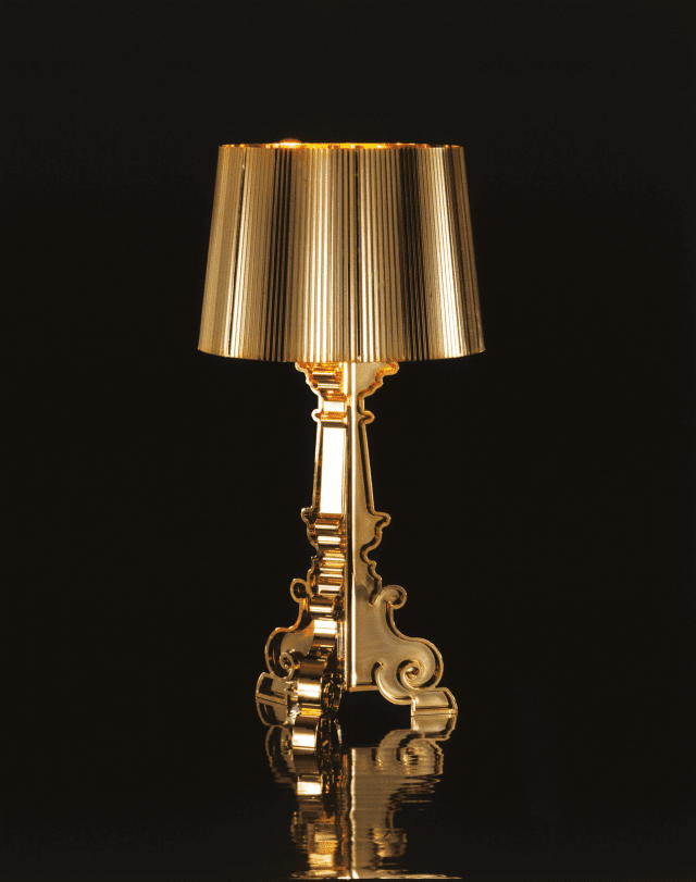 La lampada da tavolo Bourgie di Kartell è una rivisitazione in chiave contemporanea dello stile barocco, in policarbonato metallizzato. Il paralume misura Ø 37 cm, l’altezza è regolabile da 68 a 78 cm. Prezzo 344 euro. www.kartell.com La lampada da tavolo Bourgie di Kartell è una rivisitazione in chiave contemporanea dello stile barocco, in policarbonato metallizzato. Il paralume misura Ø 37 cm, l’altezza è regolabile da 68 a 78 cm. Prezzo 344 euro. www.kartell.com
