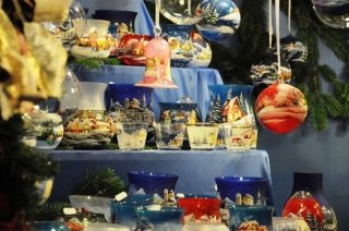 Decori, giochi per bambini, artigianato e prelibatezze locali: questo e tanto altro nei mercatini a tema natalizio allestiti in varie parti d'Italia Decori, giochi per bambini, artigianato e prelibatezze locali: questo e tanto altro nei mercatini a tema natalizio allestiti in varie parti d'Italia