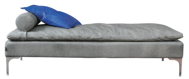 Daybed Maurice di Twils rivestito in pelle extra (disponibile anche in tessuto o ecopelle), corredato di un cuscino rollò. I piedini squadrati sono in alluminio satinato. Misura L 170 x P 60 x H 45 cm. Versione base prezzo 915 euro. www.twils.it Daybed Maurice di Twils rivestito in pelle extra (disponibile anche in tessuto o ecopelle), corredato di un cuscino rollò. I piedini squadrati sono in alluminio satinato. Misura L 170 x P 60 x H 45 cm. Versione base prezzo 915 euro. www.twils.it