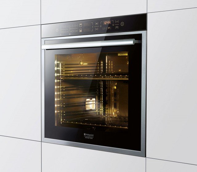 Lo smalto New Diamond Clean del forno Luce di Hotpoint-Ariston è uno speciale rivestimento a base di titanio che evita che i residui di cibo si attacchino alla cavità o ai suoi accessori. In questo modo si previene la formazione di macchie bruciate, riducendo il tempo di pulizia fino al 40%. Inoltre, in caso di sporco ostinato, rende lo smalto ancora più facile da pulire utilizzando soltanto il potere pulente e sterilizzante del vapore. Largo 60 cm, vi si può cucinare su tre livelli contemporaneamente. Prezzo da rivenditore. www.hotpoint-ariston.it Lo smalto New Diamond Clean del forno Luce di Hotpoint-Ariston è uno speciale rivestimento a base di titanio che evita che i residui di cibo si attacchino alla cavità o ai suoi accessori. In questo modo si previene la formazione di macchie bruciate, riducendo il tempo di pulizia fino al 40%. Inoltre, in caso di sporco ostinato, rende lo smalto ancora più facile da pulire utilizzando soltanto il potere pulente e sterilizzante del vapore. Largo 60 cm, vi si può cucinare su tre livelli contemporaneamente. Prezzo da rivenditore. www.hotpoint-ariston.it