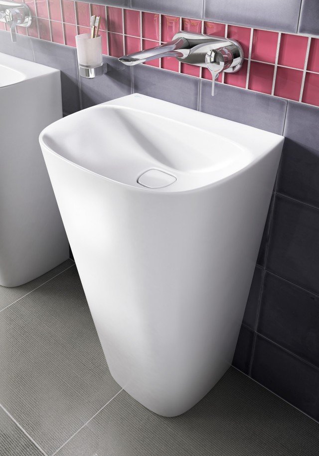 È realizzato in un solo pezzo il lavabo Totem Dea di Ideal Standard. In ceramica sanitaria bianca, lucida o matt, è previsto per montaggio a pavimento a filo parete. Il copripiletta in ceramica è removibile. Misura L 52,5 x P 43 cm. Prezzo 1.952 euro www.idealstandard.it È realizzato in un solo pezzo il lavabo Totem Dea di Ideal Standard. In ceramica sanitaria bianca, lucida o matt, è previsto per montaggio a pavimento a filo parete. Il copripiletta in ceramica è removibile. Misura L 52,5 x P 43 cm. Prezzo 1.952 euro www.idealstandard.it
