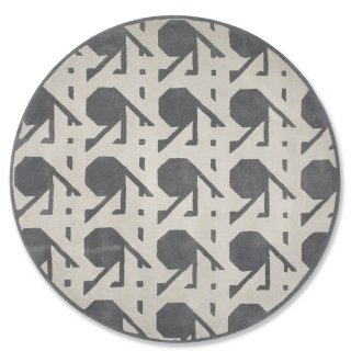 È tuftato e intarsiato a mano in lana fine Lienz di Calligaris, il modello in pura lana in due tonalità di grigio; è stato aggiunto il trattamento antitarme. È disponibile anche nella versione nero e grigio. Misura ø 220 cm . Prezzo 724,50 euro. www.calligaris.it È tuftato e intarsiato a mano in lana fine Lienz di Calligaris, il modello in pura lana in due tonalità di grigio; è stato aggiunto il trattamento antitarme. È disponibile anche nella versione nero e grigio. Misura ø 220 cm . Prezzo 724,50 euro. www.calligaris.it