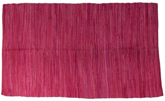 Pezzoto di Novità Home è interamente in cotone naturale in una calda e accesa tonalità rosso ciliegia: è un modello “facile” da ambientare. Misura L 120 x P 180 cm. Prezzo 45 euro. www.novitahome.it Pezzoto di Novità Home è interamente in cotone naturale in una calda e accesa tonalità rosso ciliegia: è un modello “facile” da ambientare. Misura L 120 x P 180 cm. Prezzo 45 euro. www.novitahome.it