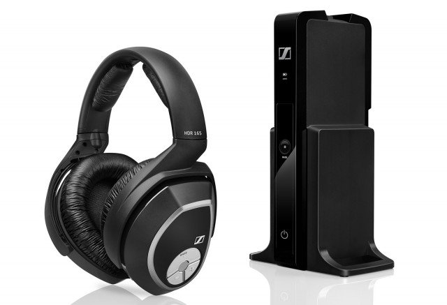 Pensati per l'home entertainment, i nuovi modelli di cuffie wireless digitali della serie RS di Sennheiser garantiscono un suono privo di interferenze e una connessione affidabile. In foto, la versione RS 165 con funzione “bass boost” opzionale. Prezzo 199 euro. www.sennheiser.com Pensati per l'home entertainment, i nuovi modelli di cuffie wireless digitali della serie RS di Sennheiser garantiscono un suono privo di interferenze e una connessione affidabile. In foto, la versione RS 165 con funzione “bass boost” opzionale. Prezzo 199 euro. www.sennheiser.com