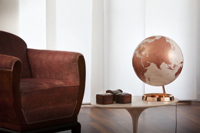 Disponibile in tre nuovi colori, Charcoal, Copper (in foto) e Gold, il mappamondo Light&Colour di Atmosphere diffonde una luce intensa trasformandosi in un’affascinante e originale lampada da interno. Diametro 30 cm. Prezzo 85 euro. www.atmosphere-newworld.com Disponibile in tre nuovi colori, Charcoal, Copper (in foto) e Gold, il mappamondo Light&Colour di Atmosphere diffonde una luce intensa trasformandosi in un’affascinante e originale lampada da interno. Diametro 30 cm. Prezzo 85 euro. www.atmosphere-newworld.com