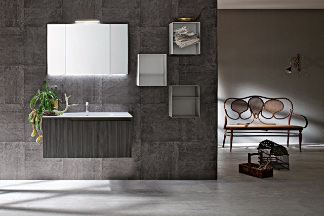 La sagomatura asimmetrica del frontale funge da maniglia nella composizione Ryo di Cerasa nella finitura rovere cenere. I tre pensili a giorno sono laccati in tre diverse finiture: bianco, grigio chiaro e grigio scuro, tutti opachi. Il mobile lavabo misura L 105 x P 51 x H 48 cm, lo specchio contenitore L 105 x P 17 x H 65 cm. Prezzo della composizione, Iva esclusa, 2.214 euro www.cerasa.it La sagomatura asimmetrica del frontale funge da maniglia nella composizione Ryo di Cerasa nella finitura rovere cenere. I tre pensili a giorno sono laccati in tre diverse finiture: bianco, grigio chiaro e grigio scuro, tutti opachi. Il mobile lavabo misura L 105 x P 51 x H 48 cm, lo specchio contenitore L 105 x P 17 x H 65 cm. Prezzo della composizione, Iva esclusa, 2.214 euro www.cerasa.it
