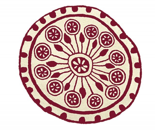 Pura lana della Nuova Zelanda per Rangoli di Nanimarquina in vendita su Tappeti.it; è fatto a mano con tecniche artigianali e è ornato da un motivo stilizzato nei toni del bianco e rosso che ricorda i decori indiani. Misura ø 125 cm. Prezzo 752 euro. www.tappeti.it Pura lana della Nuova Zelanda per Rangoli di Nanimarquina in vendita su Tappeti.it; è fatto a mano con tecniche artigianali e è ornato da un motivo stilizzato nei toni del bianco e rosso che ricorda i decori indiani. Misura ø 125 cm. Prezzo 752 euro. www.tappeti.it