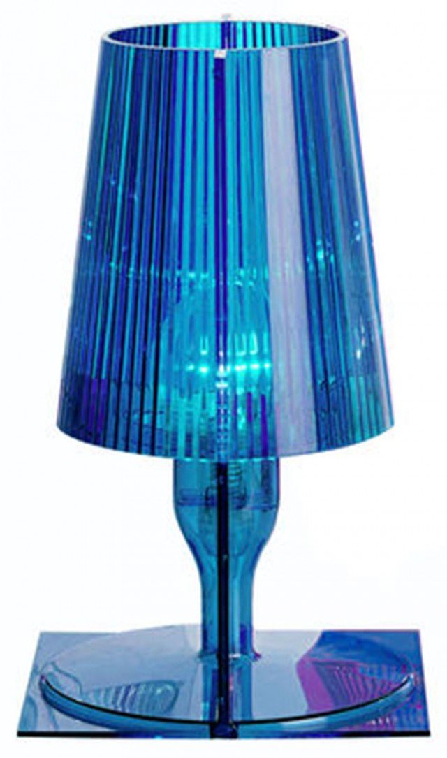 Lampada Take di Kartell in policarbonato trasparente blu che crea un piacevole gioco di riflessi. Disponibile in altre otto varianti di colore, misura L 18,5 x P 17,5 x H 30 cm. Prezzo 71 euro. www.kartell.it Lampada Take di Kartell in policarbonato trasparente blu che crea un piacevole gioco di riflessi. Disponibile in altre otto varianti di colore, misura L 18,5 x P 17,5 x H 30 cm. Prezzo 71 euro. www.kartell.it