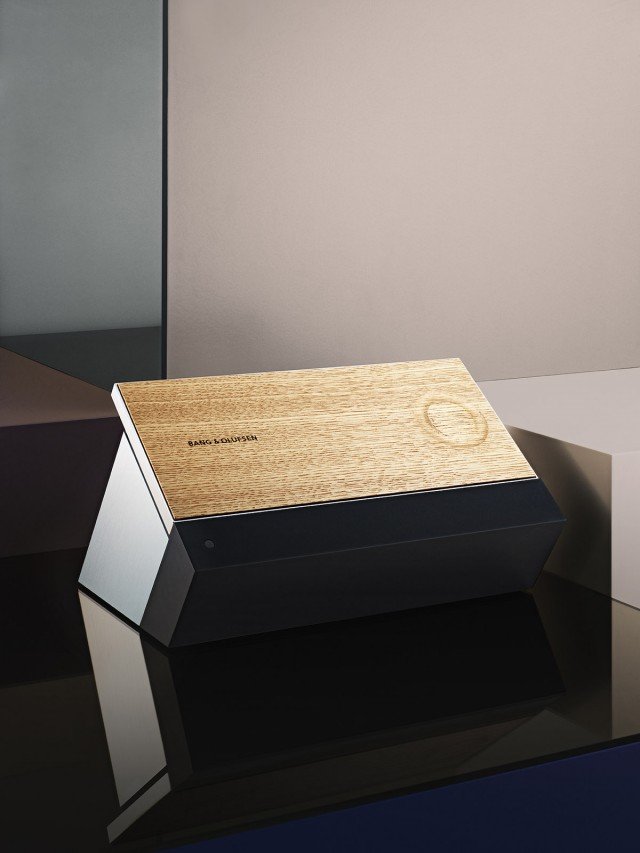 BeoSound Moment di Bang & Olufsen è un impianto musicale wireless che consente di ascoltare attraverso un unico dispositivo la play list personale (da smartphone e tablet) e accedere ai servizi di streaming audio (es: Spotify e Deezer). Un lato è occupato da un’elegante interfaccia in alluminio touch screen mentre l’altro lato contiene un'inedita interfaccia touch-sensitive in legno. L 27,3 x P 15 x H 19,9 cm. www.bang-olufsen.com/it BeoSound Moment di Bang & Olufsen è un impianto musicale wireless che consente di ascoltare attraverso un unico dispositivo la play list personale (da smartphone e tablet) e accedere ai servizi di streaming audio (es: Spotify e Deezer). Un lato è occupato da un’elegante interfaccia in alluminio touch screen mentre l’altro lato contiene un'inedita interfaccia touch-sensitive in legno. L 27,3 x P 15 x H 19,9 cm. www.bang-olufsen.com/it