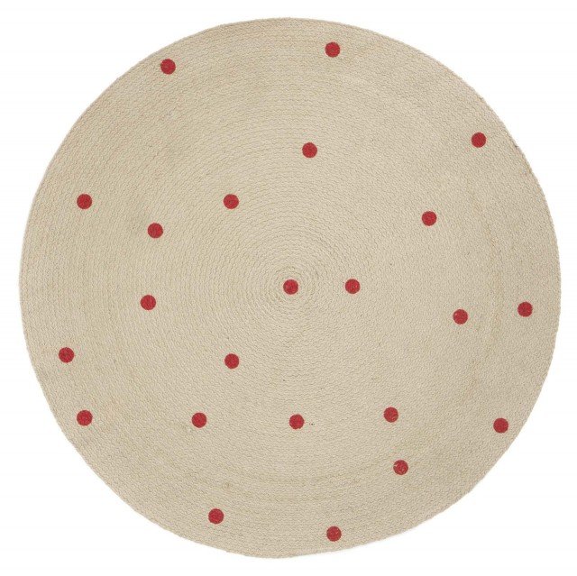 Dots di Ferm Living in vendita su Made in design è in pura juta e ha la superficie chiara decorata da tanti divertenti pois rossi. Misura Ø 100 cm. Prezzo 42 euro. www.madeindesign.it Dots di Ferm Living in vendita su Made in design è in pura juta e ha la superficie chiara decorata da tanti divertenti pois rossi. Misura Ø 100 cm. Prezzo 42 euro. www.madeindesign.it