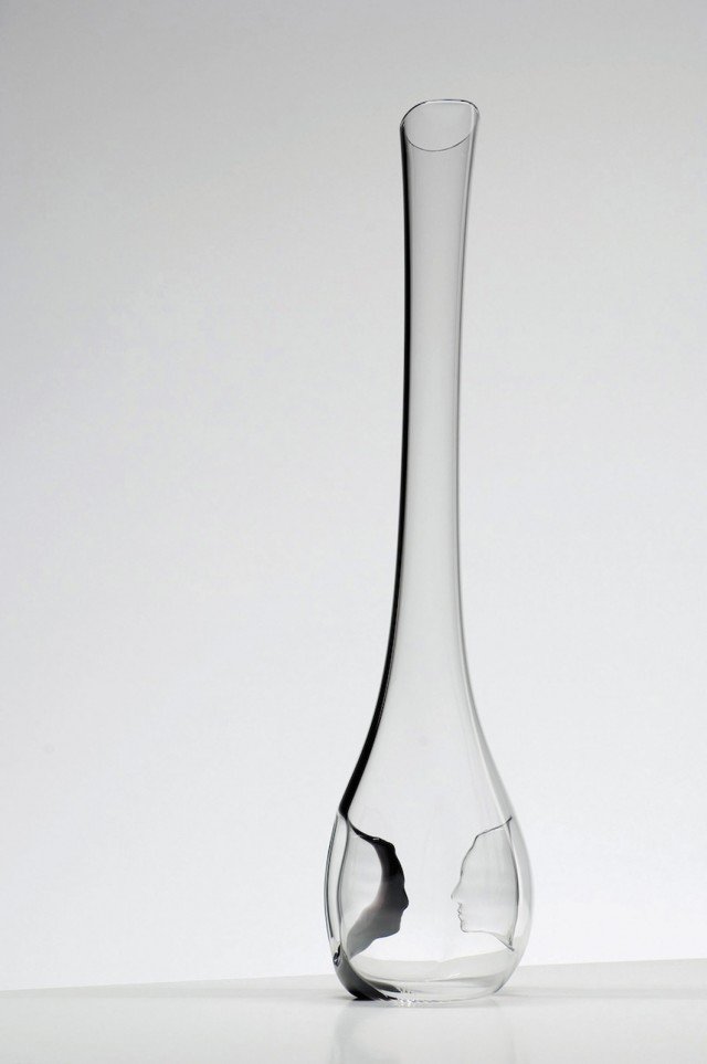 5 Per brindisi su misura: il decanter Black Tie Face to face di Riedel su richiesta, può essere personalizzato con i profili dei due innamorati. A livello funzionale, le sagome all’interno aiutano a creare uno spazio strategico che favorisce una migliore aerazione del vino. Prezzo su richiesta. www.riedel.com/it 5 Per brindisi su misura: il decanter Black Tie Face to face di Riedel su richiesta, può essere personalizzato con i profili dei due innamorati. A livello funzionale, le sagome all’interno aiutano a creare uno spazio strategico che favorisce una migliore aerazione del vino. Prezzo su richiesta. www.riedel.com/it