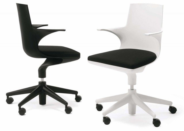 Spoon Chair di Kartell è realizzata in leggero e resistente polipropilene, è dotata di una maniglia regolatrice integrata nella scocca inferiore in modo da risultare completamente nascosta. Misura L 60 x P 70 x H 83,5/92,5 cm. Prezzo 447 euro. www.kartell.it Spoon Chair di Kartell è realizzata in leggero e resistente polipropilene, è dotata di una maniglia regolatrice integrata nella scocca inferiore in modo da risultare completamente nascosta. Misura L 60 x P 70 x H 83,5/92,5 cm. Prezzo 447 euro. www.kartell.it