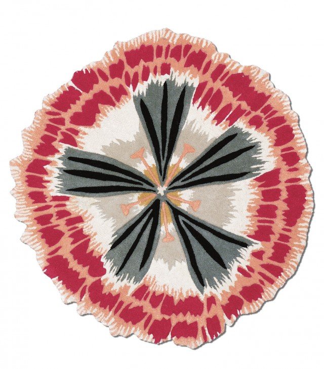 Botanica di MissoniHome ricorda una grande e romantica corolla nelle tonalità del rosa; è realizzato in lana e le dimensioni contenute permettono di collocarlo anche in spazi ridotti. Misura ø 110 cm. Prezzo 543 euro. www.missonihome.com Botanica di MissoniHome ricorda una grande e romantica corolla nelle tonalità del rosa; è realizzato in lana e le dimensioni contenute permettono di collocarlo anche in spazi ridotti. Misura ø 110 cm. Prezzo 543 euro. www.missonihome.com