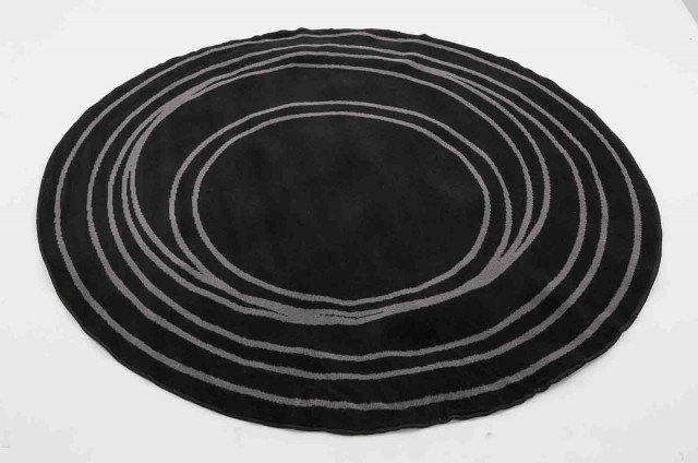 Pasar di Ricci Casa è realizzato in resistente e pratico tessuto sintetico nero, la superficie è decorata da un delicato motivo a spirale bianco. Misura ø 185 cm. Prezzo 69 euro. www.riccicasa.it Pasar di Ricci Casa è realizzato in resistente e pratico tessuto sintetico nero, la superficie è decorata da un delicato motivo a spirale bianco. Misura ø 185 cm. Prezzo 69 euro. www.riccicasa.it