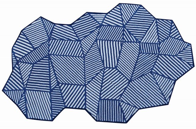 Prisma di Roche Bobois è in pura lana bianca e celeste; la forma insolita e originale lo rende scenografico come un quadro. Misura L 200 x P 300 cm. Prezzo 2.750 euro. www.roche-bobois.com Prisma di Roche Bobois è in pura lana bianca e celeste; la forma insolita e originale lo rende scenografico come un quadro. Misura L 200 x P 300 cm. Prezzo 2.750 euro. www.roche-bobois.com