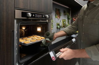 Pirolitico, Twelix Artisan Black Steel Collection KOASPB 60600 di KitchenAid è in classe A+. In acciaio inox nero con cavità extra-large da 73 litri, offre 39 funzioni di cottura che permettono di spaziare dalla cottura al vapore, dalla pasticceria al grill. È dotato di sonda per la temperatura degli alimenti che rimane sempre visibile sul display LCD. Con la tecnologia Multilevel Cooking è possibile cuocere su tre diversi livelli. Prezzo da rivenditore. www.kitchenaid.it Pirolitico, Twelix Artisan Black Steel Collection KOASPB 60600 di KitchenAid è in classe A+. In acciaio inox nero con cavità extra-large da 73 litri, offre 39 funzioni di cottura che permettono di spaziare dalla cottura al vapore, dalla pasticceria al grill. È dotato di sonda per la temperatura degli alimenti che rimane sempre visibile sul display LCD. Con la tecnologia Multilevel Cooking è possibile cuocere su tre diversi livelli. Prezzo da rivenditore. www.kitchenaid.it