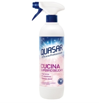 Quasar Cucina Superfici Delicate è un prodotto adatto per marmo, quarzi, lavelli, piani cottura e piani a induzione, vetroceramica, arredo moderno e graniti. La tecnologia Scudo Antisporco combatte più efficacemente lo sporco rallentandone la ricomparsa. È sufficiente spruzzare il prodotto sulla superficie, lasciare agire qualche secondo e sciacquare con un panno spugna, per poi asciugare con un panno. Prezzo 2,57 euro. www.amazon.it