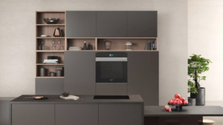 Active Steam 100 FI9 P8P2 SH IX HA di Hotpoint combina la cottura a vapore (regolabile su 4 livelli) con metodi di cottura tradizionale. La cavità è dotata di 36 fori sulla parete posteriore per consentire una perfetta uniformità di distribuzione del flusso d’aria, senza zone di ricircolo ed è possibile cuocere in modo uniforme fino a 4 livelli. Il controllo elettronico riduce al minimo le oscillazioni di temperatura durante la cottura, garantendo un calore sempre costante. È in classe A+. Prezzo da rivenditore. www.hotpoint.it Active Steam 100 FI9 P8P2 SH IX HA di Hotpoint combina la cottura a vapore (regolabile su 4 livelli) con metodi di cottura tradizionale. La cavità è dotata di 36 fori sulla parete posteriore per consentire una perfetta uniformità di distribuzione del flusso d’aria, senza zone di ricircolo ed è possibile cuocere in modo uniforme fino a 4 livelli. Il controllo elettronico riduce al minimo le oscillazioni di temperatura durante la cottura, garantendo un calore sempre costante. È in classe A+. Prezzo da rivenditore. www.hotpoint.it
