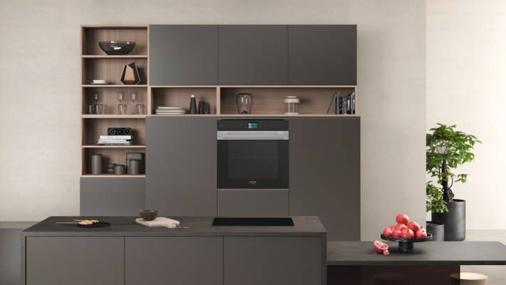 Active Steam 100 FI9 P8P2 SH IX HA di Hotpoint combina la cottura a vapore (regolabile su 4 livelli) con metodi di cottura tradizionale. La cavità è dotata di 36 fori sulla parete posteriore per consentire una perfetta uniformità di distribuzione del flusso d’aria, senza zone di ricircolo ed è possibile cuocere in modo uniforme fino a 4 livelli. Il controllo elettronico riduce al minimo le oscillazioni di temperatura durante la cottura, garantendo un calore sempre costante. È in classe A+. Prezzo da rivenditore. www.hotpoint.it Active Steam 100 FI9 P8P2 SH IX HA di Hotpoint combina la cottura a vapore (regolabile su 4 livelli) con metodi di cottura tradizionale. La cavità è dotata di 36 fori sulla parete posteriore per consentire una perfetta uniformità di distribuzione del flusso d’aria, senza zone di ricircolo ed è possibile cuocere in modo uniforme fino a 4 livelli. Il controllo elettronico riduce al minimo le oscillazioni di temperatura durante la cottura, garantendo un calore sempre costante. È in classe A+. Prezzo da rivenditore. www.hotpoint.it