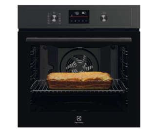 Il forno a vapore della linea Pure Black SurroundCook® EOF4P56H di Electrolux è dotato di un sistema di cottura multilivello che mantiene costante la temperatura interna, mentre la ventola distribuisce uniformemente calore e aria, garantendo così una cottura uniforme su 3 livelli. Pirolitico, l’interfaccia a led offre un rapido e dinamico accesso al controllo della cottura, del tempo, della temperatura, e di altre funzionalità. In classe A+, è capiente 72 litri. Prezzo 650 euro. www.electrolux.it Il forno a vapore della linea Pure Black SurroundCook® EOF4P56H di Electrolux è dotato di un sistema di cottura multilivello che mantiene costante la temperatura interna, mentre la ventola distribuisce uniformemente calore e aria, garantendo così una cottura uniforme su 3 livelli. Pirolitico, l’interfaccia a led offre un rapido e dinamico accesso al controllo della cottura, del tempo, della temperatura, e di altre funzionalità. In classe A+, è capiente 72 litri. Prezzo 650 euro. www.electrolux.it