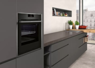 Il forno Full Steam Easy Clean B48FT68G0 di Neff è provvisto di 38 programmi automatici e grazie alla funzione Full Steam che unisce forno tradizionale e vaporiera può cucinare sia in modo tradizionale, aggiungendo vapore durante la cottura, sia con il 100% di vapore. È dotato di sistema Slide&Hide® che fa scomparire la porta per non essere d’intralcio quando aperta, mentre la funzione Home Connect consente di selezionare da remoto il programma di cottura desiderato o di preriscaldare il forno ancor prima di essere a casa. Prezzo 3.453 euro. www.neff-home.com/it Il forno Full Steam Easy Clean B48FT68G0 di Neff è provvisto di 38 programmi automatici e grazie alla funzione Full Steam che unisce forno tradizionale e vaporiera può cucinare sia in modo tradizionale, aggiungendo vapore durante la cottura, sia con il 100% di vapore. È dotato di sistema Slide&Hide® che fa scomparire la porta per non essere d’intralcio quando aperta, mentre la funzione Home Connect consente di selezionare da remoto il programma di cottura desiderato o di preriscaldare il forno ancor prima di essere a casa. Prezzo 3.453 euro. www.neff-home.com/it