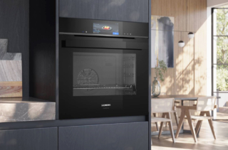 La ventola Aria calda 4D diffonde nel forno a vapore iQ700 HS958KDB1 di Siemens il calore in modo veloce e potente consentendo di cuocere su quattro livelli allo stesso tempo. Gestibile da remoto, è dotato di assistente tramite controllo vocale per un’impostazione intuitiva dei programmi. In classe A+, è capiente 71 litri, può avere 24 funzioni e combinazioni di cottura e ha pannelli catalitici che assicurano in modo semplice ed ecologico la pulizia. È capiente 71 litri. Prezzo da rivenditore. www.siemens-home.bsh-group.com/it La ventola Aria calda 4D diffonde nel forno a vapore iQ700 HS958KDB1 di Siemens il calore in modo veloce e potente consentendo di cuocere su quattro livelli allo stesso tempo. Gestibile da remoto, è dotato di assistente tramite controllo vocale per un’impostazione intuitiva dei programmi. In classe A+, è capiente 71 litri, può avere 24 funzioni e combinazioni di cottura e ha pannelli catalitici che assicurano in modo semplice ed ecologico la pulizia. È capiente 71 litri. Prezzo da rivenditore. www.siemens-home.bsh-group.com/it