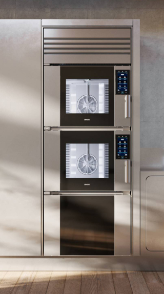 Grazie alla tecnologia e alle innovazioni brevettate, il forno professionale SuperOven Model 1 di Unox Casa è in grado di supportare più di 400 processi di cottura tra cui affumicatura, cottura sottovuoto e al vapore. In acciaio inossidabile, è gestibile anche tramite piattaforma digitale Cook Like a Chef ed è dotato di sensori che regolano i parametri di cottura e monitorano continuamente la percentuale di umidità all’interno per garantire risultati perfetti. Ha inoltre integrati una cappa che filtra l’aria ed elimina gli odori e un sistema di lavaggio automatico che garantiscono la massima pulizia. Prezzo da rivenditore. www.unoxcasa.com Grazie alla tecnologia e alle innovazioni brevettate, il forno professionale SuperOven Model 1 di Unox Casa è in grado di supportare più di 400 processi di cottura tra cui affumicatura, cottura sottovuoto e al vapore. In acciaio inossidabile, è gestibile anche tramite piattaforma digitale Cook Like a Chef ed è dotato di sensori che regolano i parametri di cottura e monitorano continuamente la percentuale di umidità all’interno per garantire risultati perfetti. Ha inoltre integrati una cappa che filtra l’aria ed elimina gli odori e un sistema di lavaggio automatico che garantiscono la massima pulizia. Prezzo da rivenditore. www.unoxcasa.com