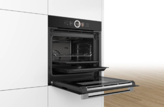Il forno Serie 8 HSG636BB1 di Bosch ha la funzione Added Steam, che permette di aggiungere la giusta quantità di vapore esattamente quando serve, e ha programma Aria Calda 4D che distribuisce il calore in modo rapido e uniforme all'interno della cavità del forno. Questa funzione permette anche di cuocere simultaneamente più piatti su un massimo di 4 livelli. Inoltre, grazie al display touch TFT, è facile selezionare le funzioni del forno, mostrando chiaramente testo e immagini. Capiente 71 litri e in classe A+, ha display touch TFT per un controllo facile e intuitivo e Pulizia EcoClean che evita utilizzi di detergenti o agenti chimici. Prezzo 2.208 euro. www.bosch-home.com/it/ Il forno Serie 8 HSG636BB1 di Bosch ha la funzione Added Steam, che permette di aggiungere la giusta quantità di vapore esattamente quando serve, e ha programma Aria Calda 4D che distribuisce il calore in modo rapido e uniforme all'interno della cavità del forno. Questa funzione permette anche di cuocere simultaneamente più piatti su un massimo di 4 livelli. Inoltre, grazie al display touch TFT, è facile selezionare le funzioni del forno, mostrando chiaramente testo e immagini. Capiente 71 litri e in classe A+, ha display touch TFT per un controllo facile e intuitivo e Pulizia EcoClean che evita utilizzi di detergenti o agenti chimici. Prezzo 2.208 euro. www.bosch-home.com/it/