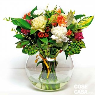 mazzo garofani, eleagnus, ruscus, edera verde in vaso mazzo garofani, eleagnus, ruscus, edera verde in vaso