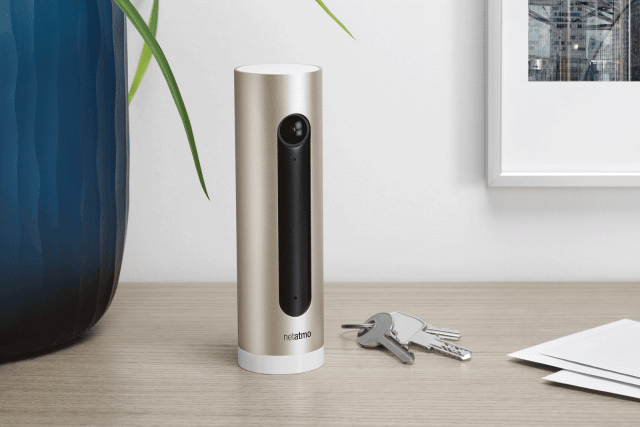 Welcome di Netatmo è una videocamera intelligente, capace di identificare ciascun membro della famiglia grazie alla tecnologia di riconoscimento facciale. Il dispositivo è in grado di inviare i nominativi delle persone che vede direttamente sullo smartphone dell’utente e avvisa in caso di rilevamento di volti sconosciuti permettendo di sapere in tempo reale chi è presente in casa. www.netatmo.com/it Welcome di Netatmo è una videocamera intelligente, capace di identificare ciascun membro della famiglia grazie alla tecnologia di riconoscimento facciale. Il dispositivo è in grado di inviare i nominativi delle persone che vede direttamente sullo smartphone dell’utente e avvisa in caso di rilevamento di volti sconosciuti permettendo di sapere in tempo reale chi è presente in casa. www.netatmo.com/it