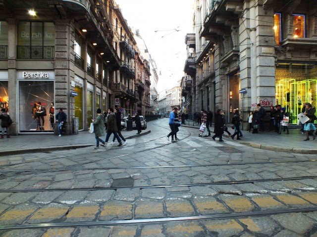 In occasione della settimana milanese del design, l'associazione 5Vie promuove una serie di eventi nel cuore storico della città. In foto, la centralissima via Spadari. www.5vie.it/it In occasione della settimana milanese del design, l'associazione 5Vie promuove una serie di eventi nel cuore storico della città. In foto, la centralissima via Spadari. www.5vie.it/it
