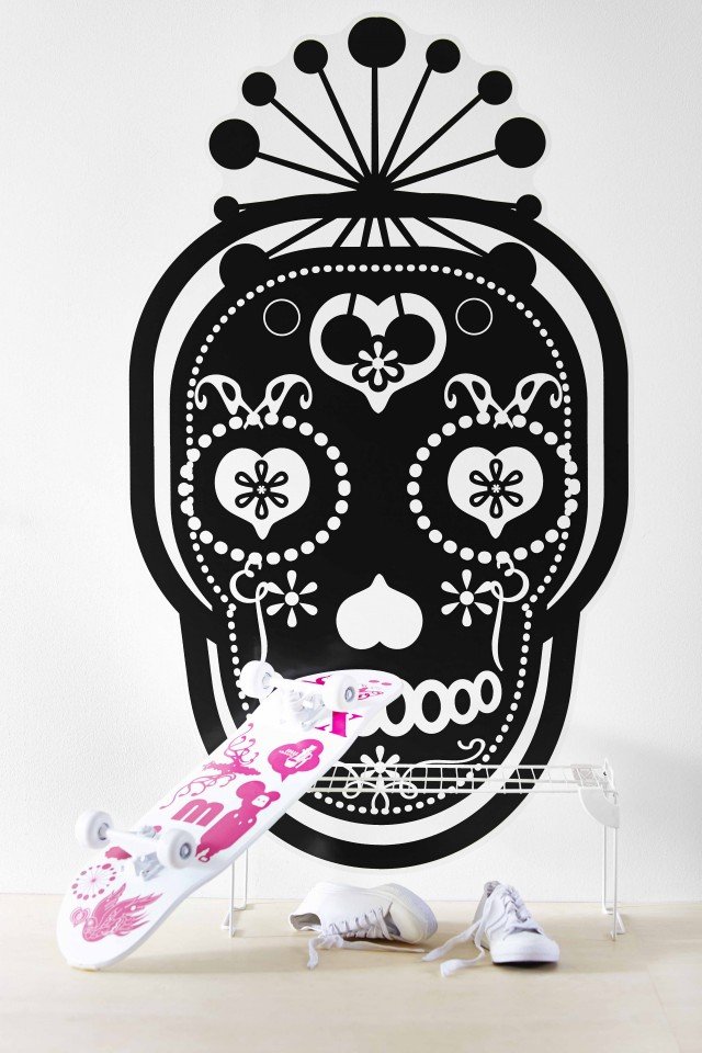1 Per feste in stile dark è perfetto lo stickers di Ikea, facilissimo da applicare alla parete. Fa parte della collezione Sprutt. Misura L 70 x H 100 cm. Prezzo 9,99 euro. www.ikea.com/it/it 1 Per feste in stile dark è perfetto lo stickers di Ikea, facilissimo da applicare alla parete. Fa parte della collezione Sprutt. Misura L 70 x H 100 cm. Prezzo 9,99 euro. www.ikea.com/it/it