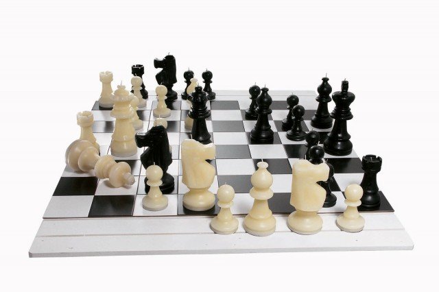 1. Scaccomatto di Seletti sono originali candele lavorate a mano in cera naturale bianca e nera modellate come i celebri elementi della scacchiera. Ogni pezzo misura H 16/18/25/30 cm. Prezzo a partire da 21 euro. www.seletti.it 1. Scaccomatto di Seletti sono originali candele lavorate a mano in cera naturale bianca e nera modellate come i celebri elementi della scacchiera. Ogni pezzo misura H 16/18/25/30 cm. Prezzo a partire da 21 euro. www.seletti.it