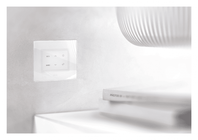 Placca Multi-touch in vetro, colore bianco o nero assoluto in finitura lucida con comandi a sfioro, illuminazione a led. Ospita fino a 6 comandi indipendenti. Prezzo 70,67 euro, Iva esclusa. Placca Multi-touch in vetro, colore bianco o nero assoluto in finitura lucida con comandi a sfioro, illuminazione a led. Ospita fino a 6 comandi indipendenti. Prezzo 70,67 euro, Iva esclusa.
